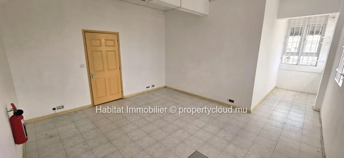 To rent : Unfurnished spacious office of 1161 m² in Port Louis