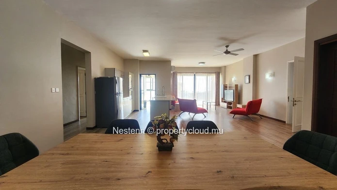 Appartement contemporain de 3 chambres à Rose Hill, climatisation, ascenseur privé et à proximité des commodités. Un ...