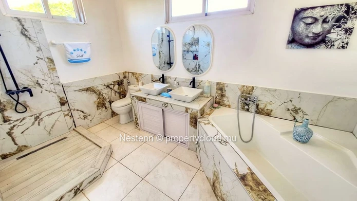 Charming 6 bedroom house with a swimming pool
