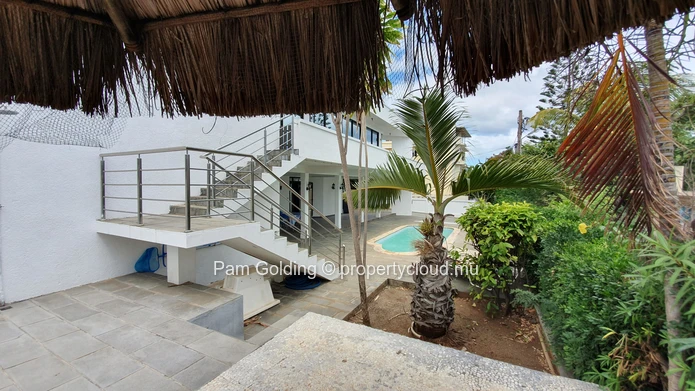 Propriété spacieuse de 8 chambres à coucher avec piscine à vendre à Flic en Flac
