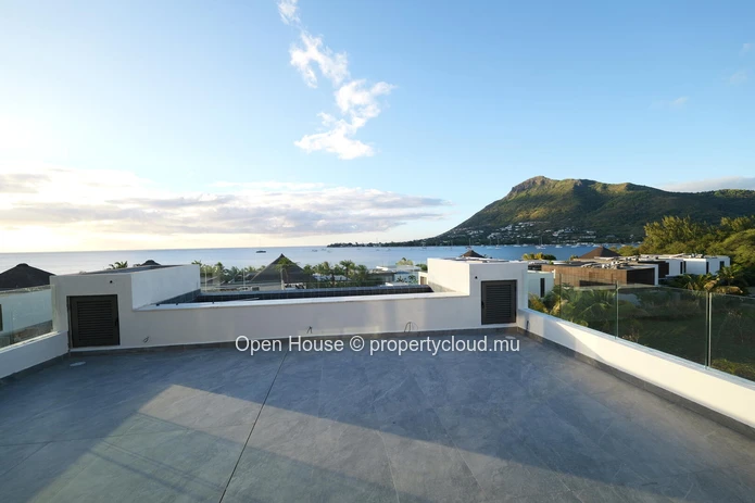 Seafront penthouse in Rivière Noire, 280m², 3 bedrooms, private pool, panoramic sea view.