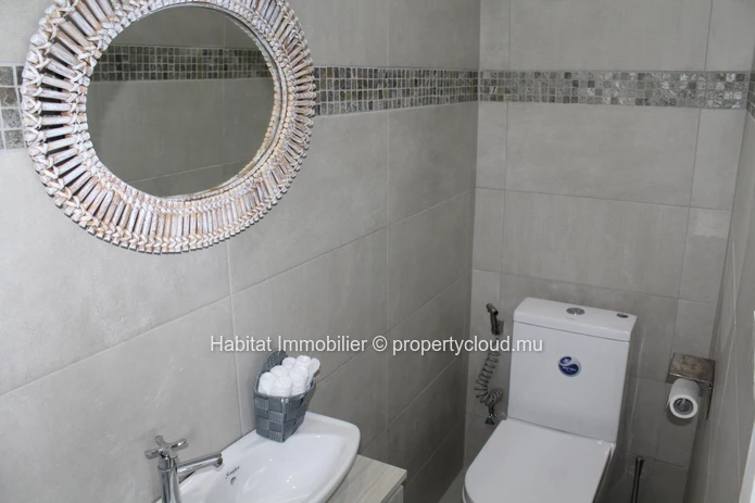 A LOUER - Magnifique maison contemporaine de plain-pied, meublée et équipée, de 146 m2 sur un terrain de 100 toises s...