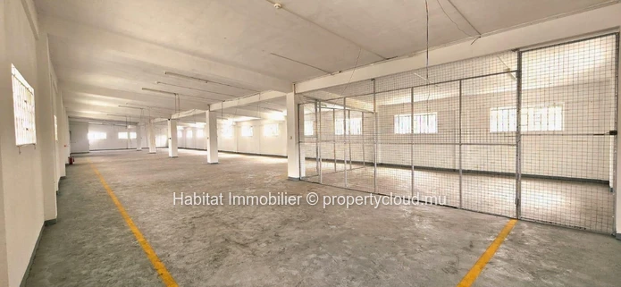To rent : Large unfurnished open-space office of 464 m² in Port Louis