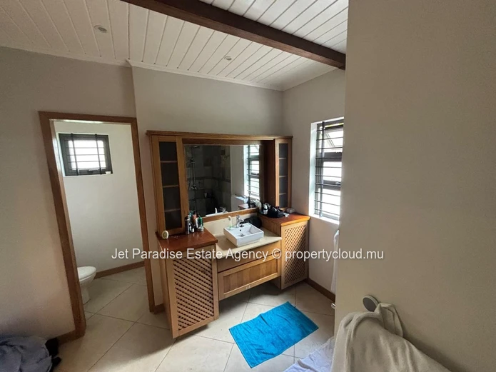 Modern 3-Bedroom Villa with pool
