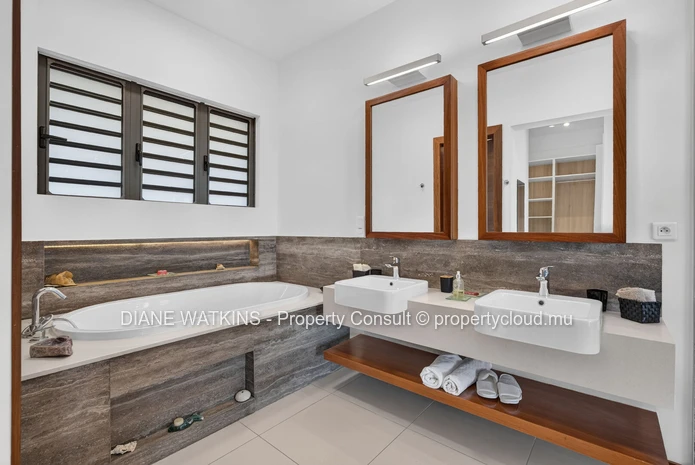 Villa RES contemporaine à vendre à Rivière Noire | Vue panoramique sur le lagon bleu