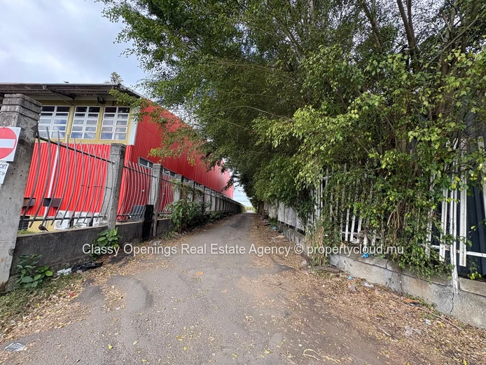 2110 m² Phoenix Commercial Land — Mountain Views, Near Bus & Shops