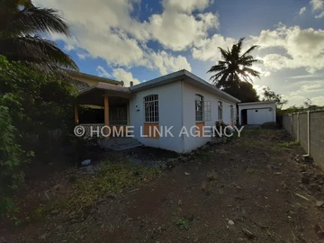 For sale house of 1800 p2 on land of 17.5 perches at Cottage