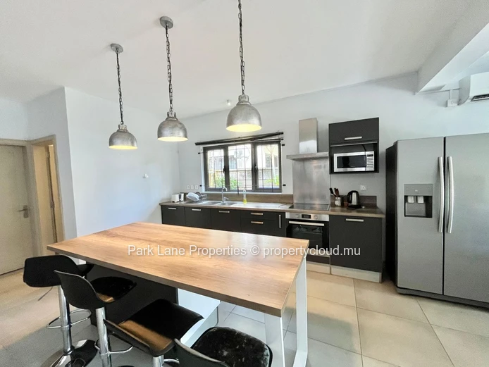 Duplex de type townhouse avec trois chambres, jardin et terrasse à Trianon