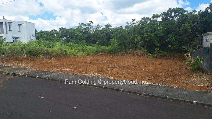 Compact Residential Plot for Sale in Plaines de L’Hermitage – Ideal for Modern Living