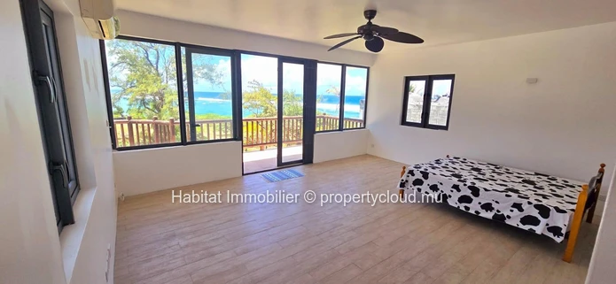 Unfurnished house of 290m² on a leasehold land of 680 toises with private access to the sea  at Poste Lafayette