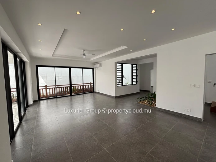 Villa contemporaine de 5 chambres, piscine privée, et espaces de vie généreux