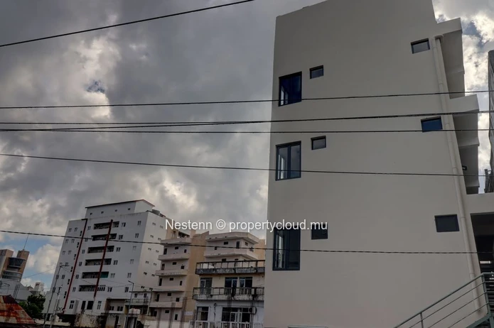 Investissez au cœur de Port-Louis: Bâtiment commercial moderne – Emplacement stratégique, prêts à exploiter