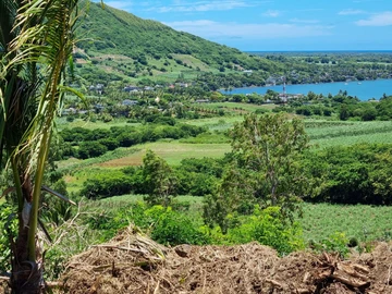 <br/>Desirable Large Block of Land with Superb Mountain and Sea Views! Superb Luxury, Surprisingly Affordable!