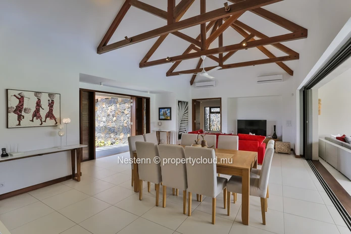 Modern villa of 4 bedrooms in a secure residence