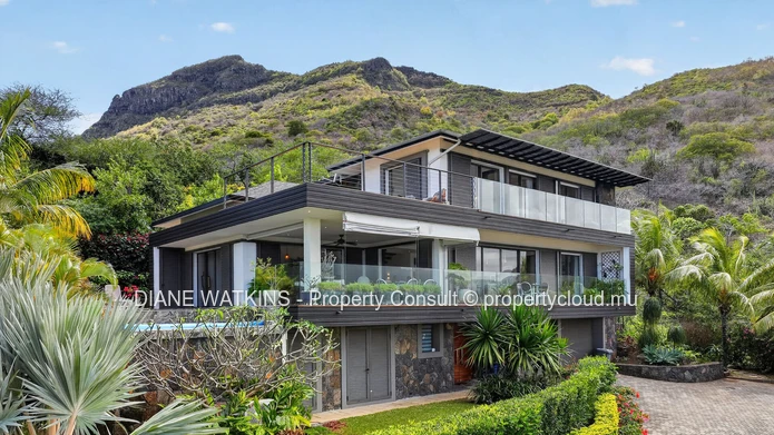 Villa RES contemporaine à vendre à Rivière Noire | Vue panoramique sur le lagon bleu