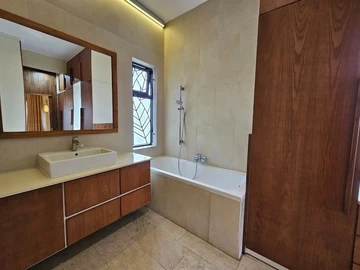 6 Bedroom House