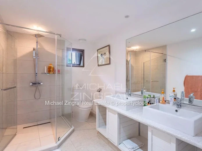 Élégant duplex meublé de 3 chambres en suite avec jardin – Rivière Noire