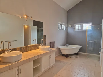 4 Bedroom House To Let in Grande Riviere 