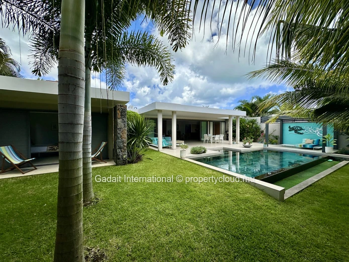 Villa contemporaine avec piscine à débordement et pergola bioclimatique à Grand Baie