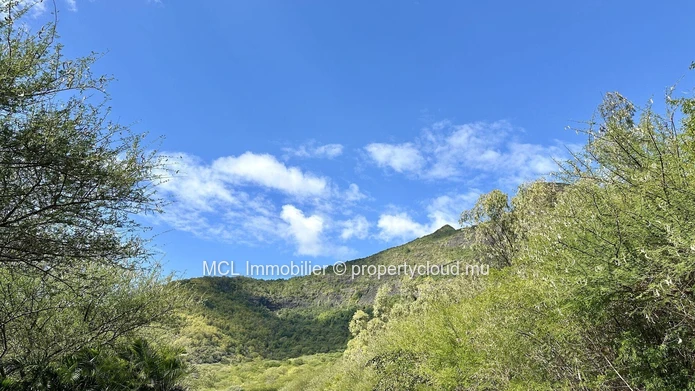 Residential land of 1,712.78m2 in Pailles
