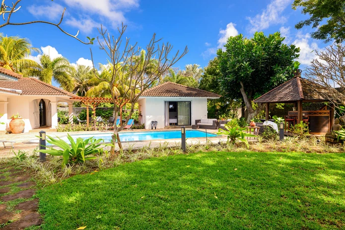 Maison meublée à louer à Calodyne, 406m² sur terrain de 2.500m², 4 chambres, piscine privée, garage, jardin, veranda....
