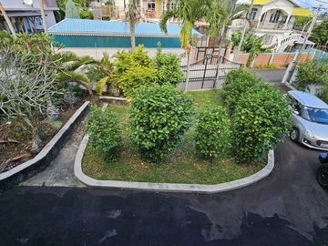 Tranquil Coastal Living: Charming home in peaceful area