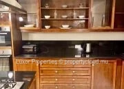 A stunning single-storey villa is available for rent in the secured and upscale Oasis 2 (Evaco) residence in Pereybere.