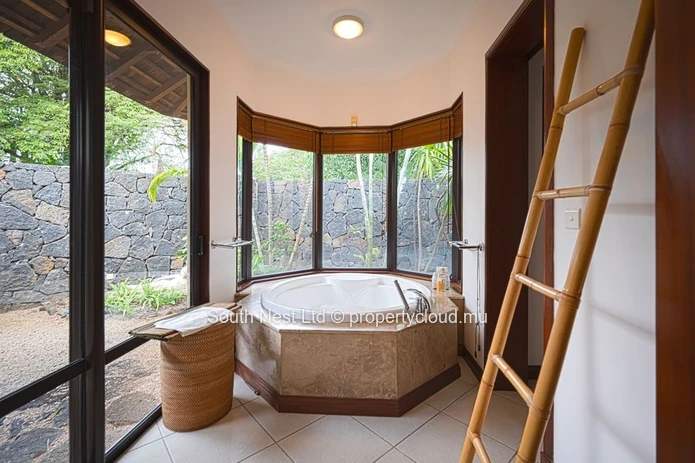 Villa de Luxe d'Exception à Tamarin | Domaine Golfique Privé & Art de Vivre Exclusif