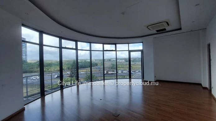 577m² Office Space for Rent in Ebène - Prime Location, Affordable Price!