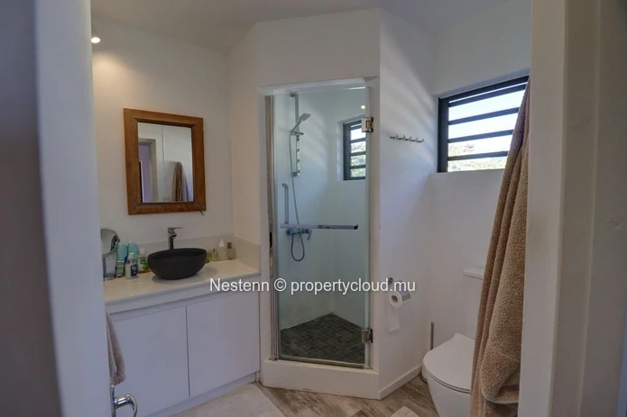  Maison pieds dans l'eau semi-meublée 3 chambres – Vivre au bord de l'océan en long terme