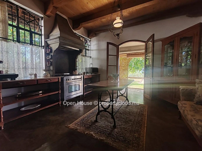MAURITIAN VILLA for sale in Tamarin, Black River. 390m², 4 bedrooms, private pool, equipped kitchen, garden. 