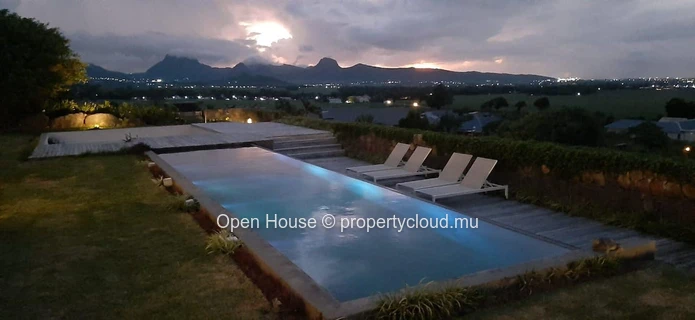 Exceptional Mauritian villa in Colonial and Creole style on Piton. An infinity pool and a breathtaking view.