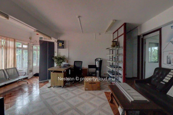 Spacious office on the 1st floor, offering peace and quiet and optimal working conditions.