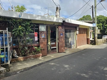 Building located just 10 minutes from the airport