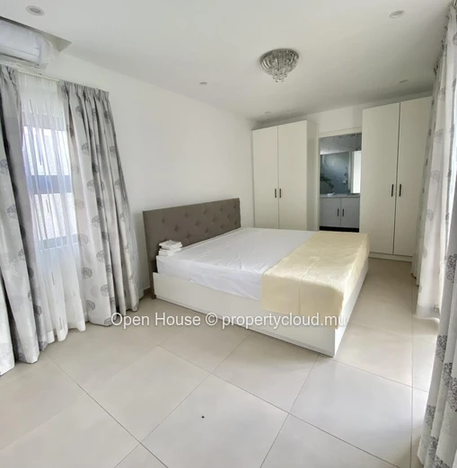 Furnished villa for rent in Péreybère, 162m², 3 en suite bedrooms, private pool, garden, solar panels, water tank, cl...