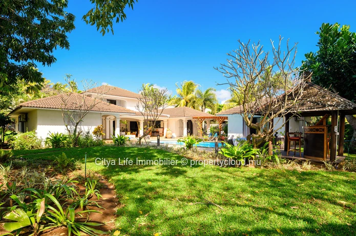 Maison meublée à louer à Calodyne, 406m² sur terrain de 2.500m², 4 chambres, piscine privée, garage, jardin, veranda....