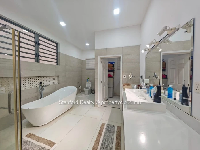 Spacious 4-Bedroom Villa for Rent in a Secure Gated Community - Bagatelle