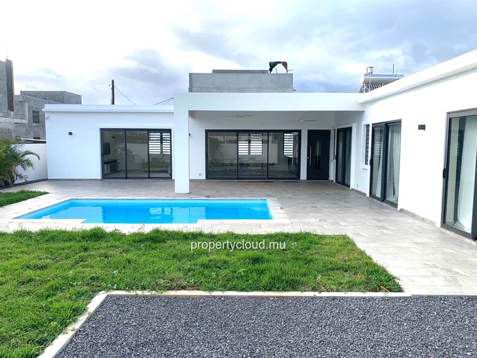 Albion à louer Belle est récente villa de plain-pied, trois chambres avec piscine située dans un quartier calme.