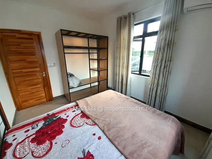5-bedroom furnished house with large yard for rent – Pereybere