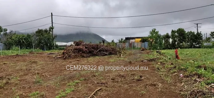 Terrain à vendre de 26 perches à Circonstance, Moka – Emplacement de choix pour votre prochain investissement !