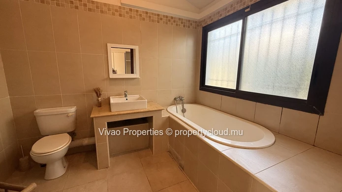 Maison principale spacieuse et élégante de 4 chambres meublée + maison d'amis de 2 chambres avec piscine privée à Per...