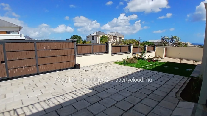 Elegant Family Home for Sale – Flic en Flac