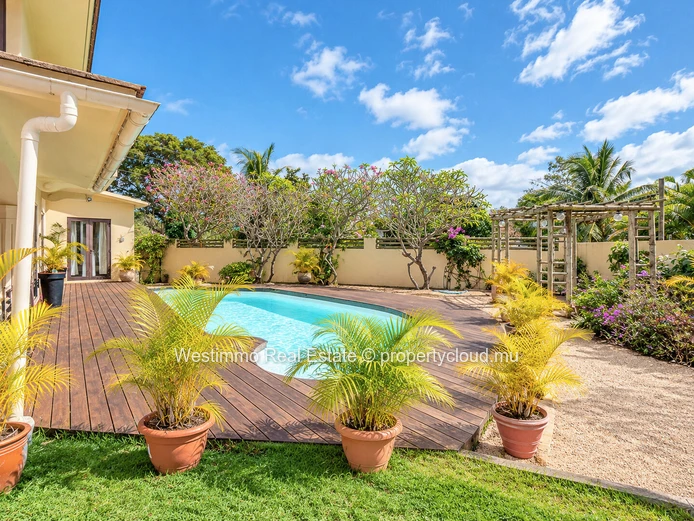 4-bedroom family villa with pool in Black River