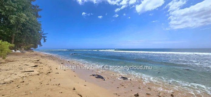 This beachfront leasehold land of 1,430 m² (376 toises / 33 perches) located in Tamarin offers exceptional potential ...
