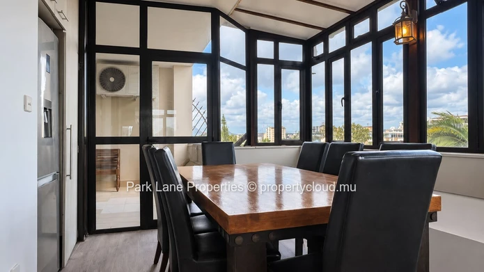 Living at the top, in the heart of Quatre Bornes!