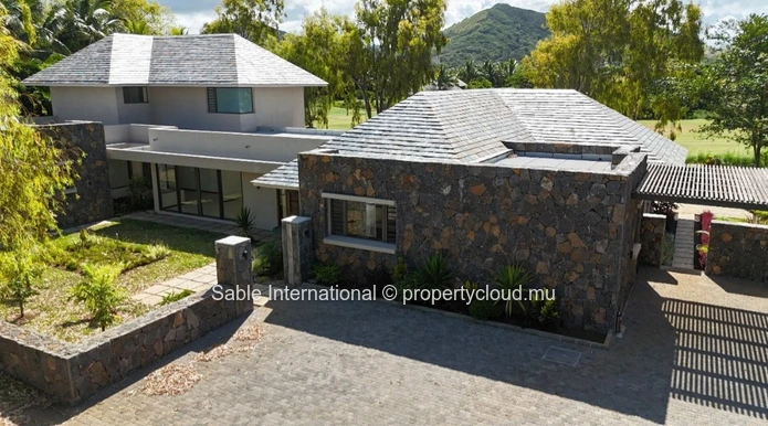 Villa RES à vendre à Beau Champ, 589m² habitable, 2.400m² terrain, 5 chambres, piscine privée, accès mer, salle de gym.