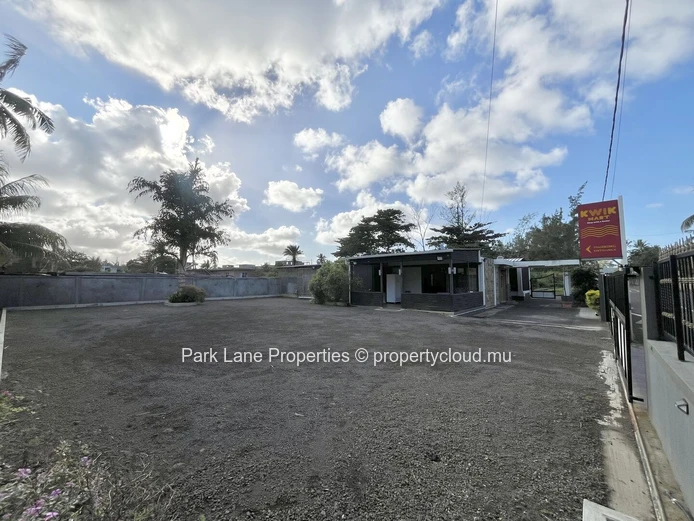 Bâtiment commercial de 287 m² 2 minutes de la plage à vendre à Riambel