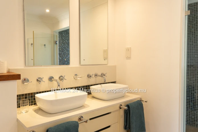 Exclusive 5-Bedroom Villa Bordering Black River National Park