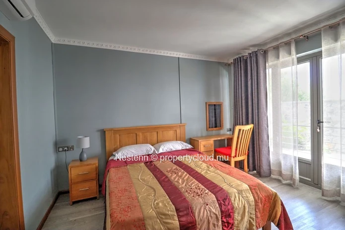 Appartement moderne de 2 chambres avec salle de bains privative et piscine