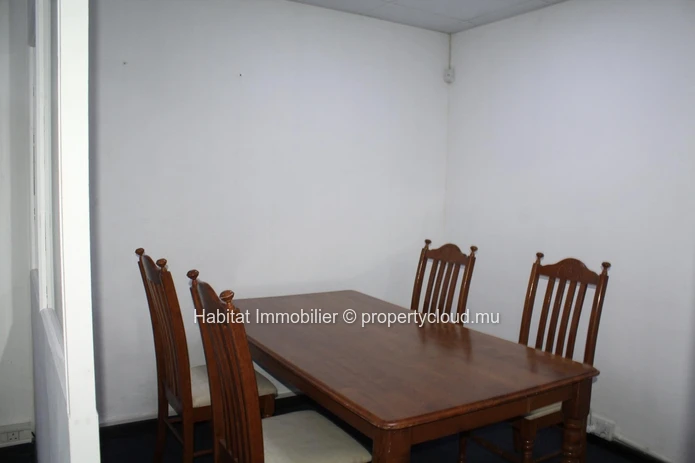 For sale - Unfurnished commercial building of 1420 m2 well located in Phoenix.